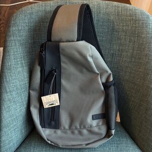 Roots unisex men women’s olive green black Sling Bag lots of pockets travel EUC